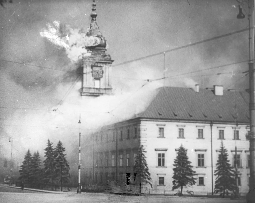 The_Royal_Castle_in_Warsaw_-_burning_17.09.1939