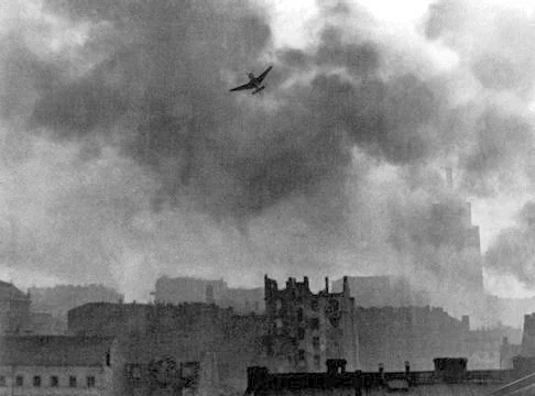 Warsaw_Uprising_stuka_ju-87_bombing_Old_Town