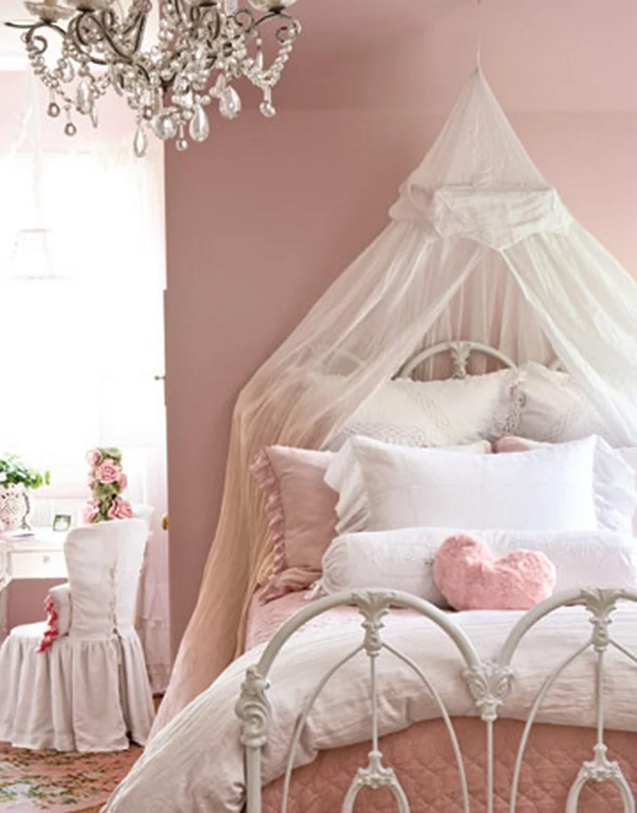 31. Chandeliers are suitable for a princess bedroom