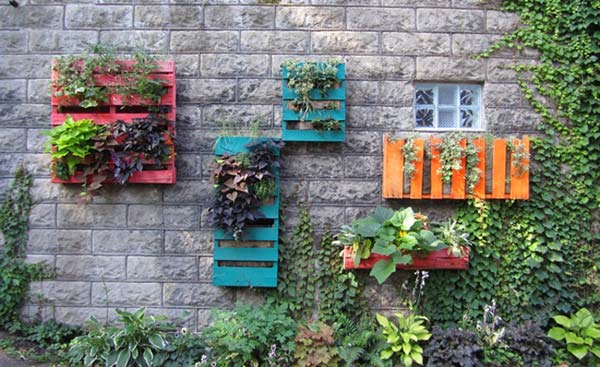 #5 MOUNT WOODEN PALLETS VERTICALLY AND CREATE VERTICAL LIVING WALLS