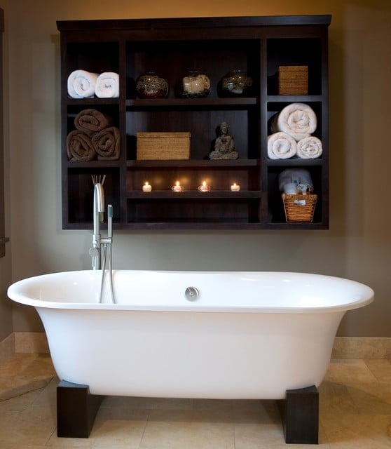 #5 Sculptural Bathtub With All The Possible Accessories at Its Grasp