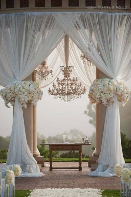 26 Stunningly Beautiful Decor Ideas For The Most Captivating Indoor And Outdoor Wedding (26)