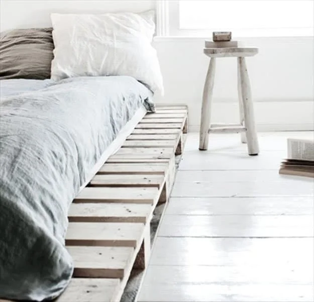 19. NEUTRAL VERY SIMPLE PALLET BED FRAME IN AN ALL WHITE DECOR