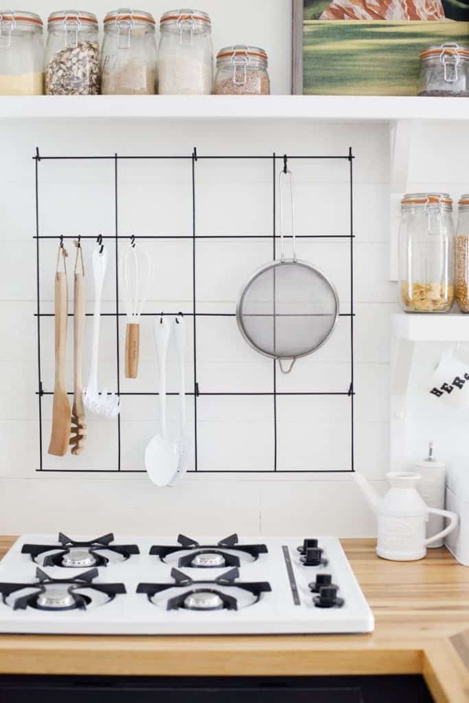 Emphasize Small Spaces With Kitchen Wall Storage Ideas-homesthetics (10)
