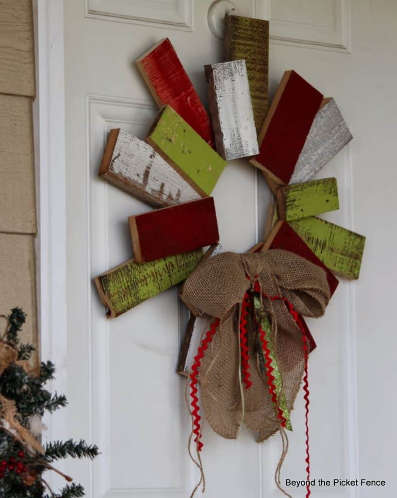 18 Christmas Pallet Projects That Will Give A Festive Touch To Your Home