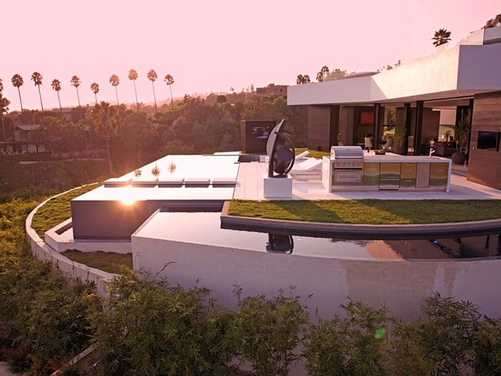 the terrace of the 1201 Laurel Way-Cliff View Luxurious Modern Mansion in Beverly Hills California homesthetics (1)