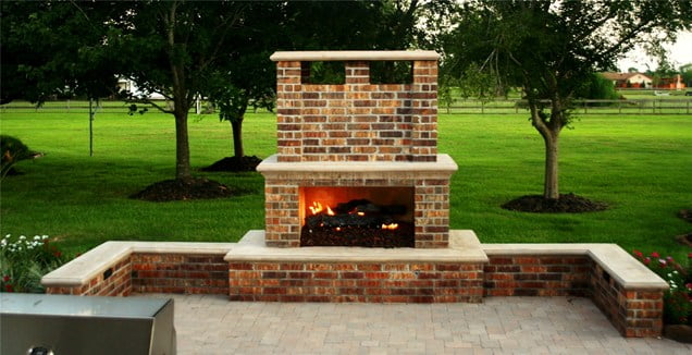 brick Backyard-Lanscaping-Ideas-Fireplaces-homesthetics
