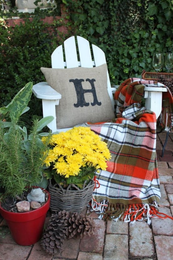 simple traditional DIY -Welcome the Fall with Warm and Cozy Patio Decorating Ideas homesthetics (41)