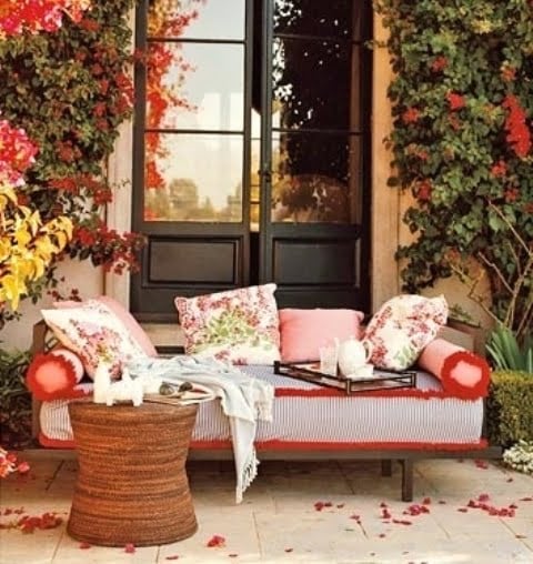 amazing sofa on the patio warm DIY -Welcome the Fall with Warm and Cozy Patio Decorating Ideas homesthetics (41)