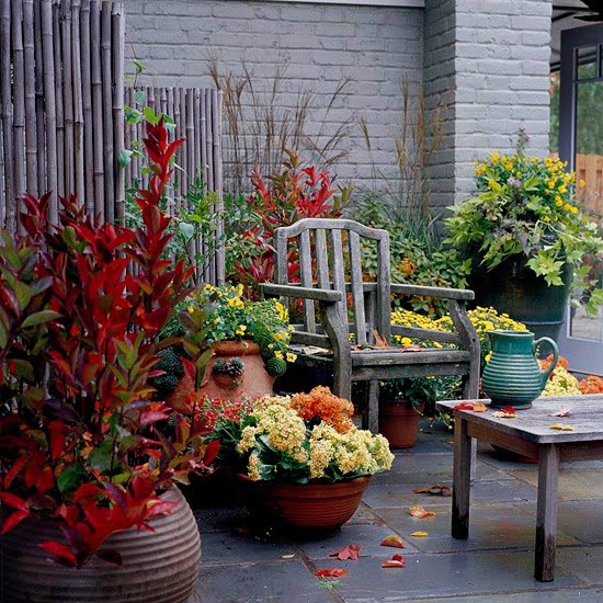 red DIY -Welcome the Fall with Warm and Cozy Patio Decorating Ideas homesthetics (41)