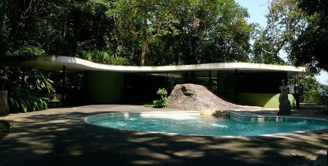 front facade of the The Home of a Legend-Casa das Canoas by Oscar Niemeyer in Rio de Janeiro homesthetics (1)