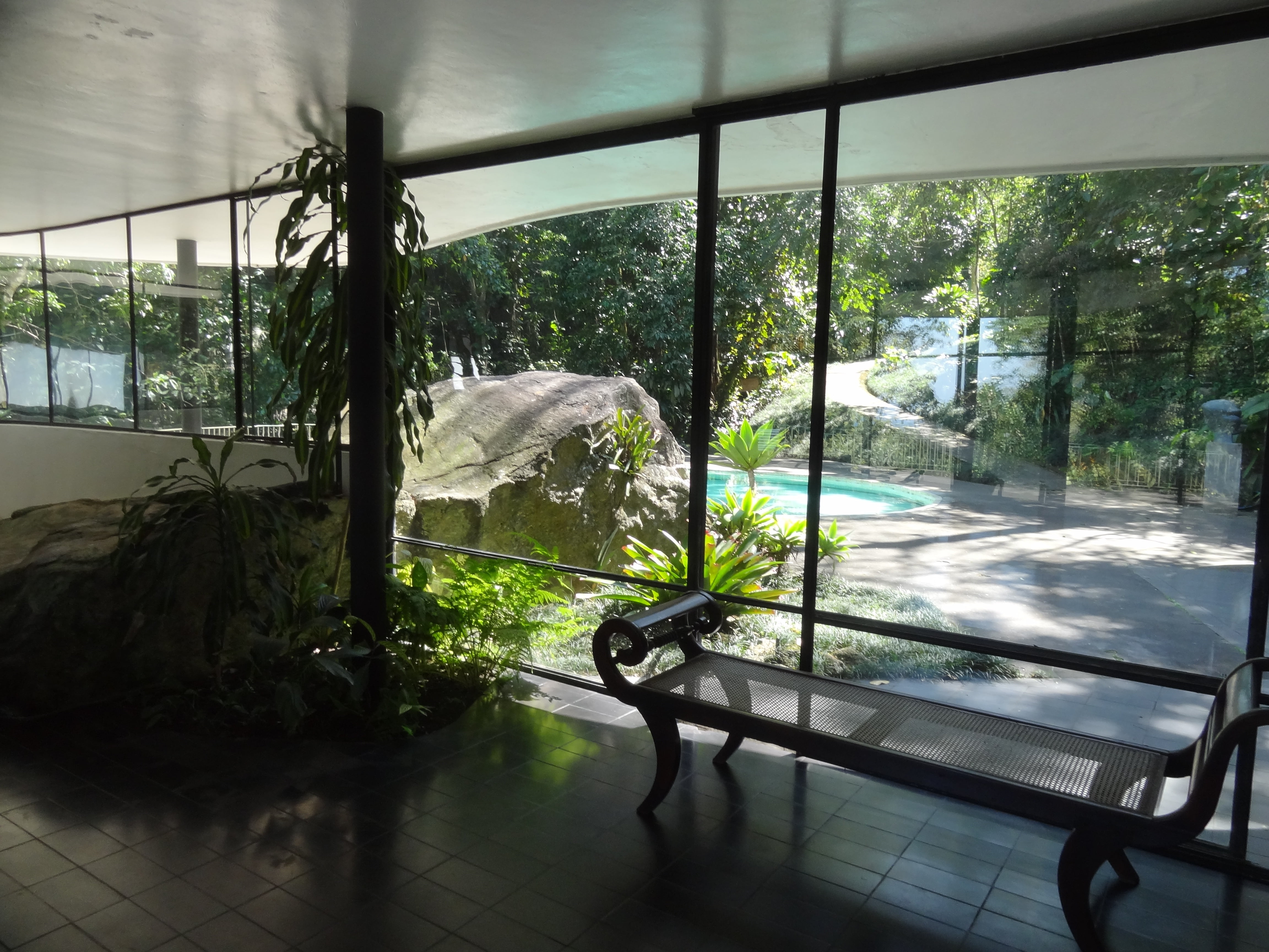 extraordinary view to the pool and front garden The Home of a Legend-Casa das Canoas by Oscar Niemeyer in Rio de Janeiro homesthetics (1)