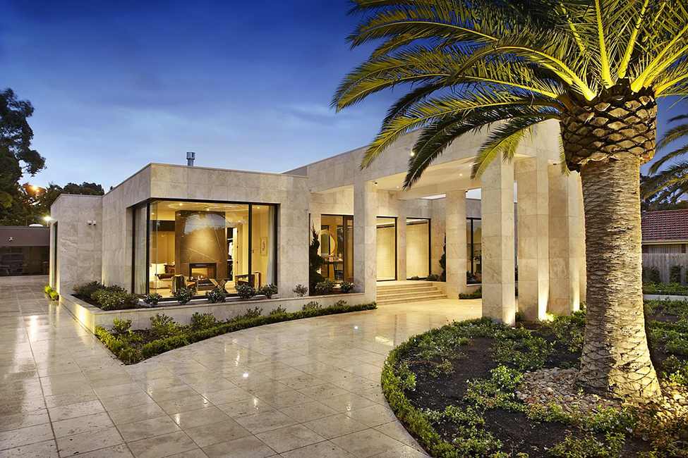access into the Large Luxurious Modern Mansion in Melbourne Wearing Contemporary Style 