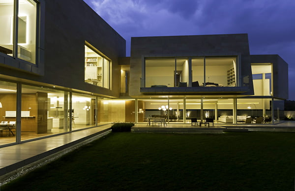 central courtyard at night Marble-L-Shaped-Modern-Mansion-with-Amazing-Backyard-Landscaping