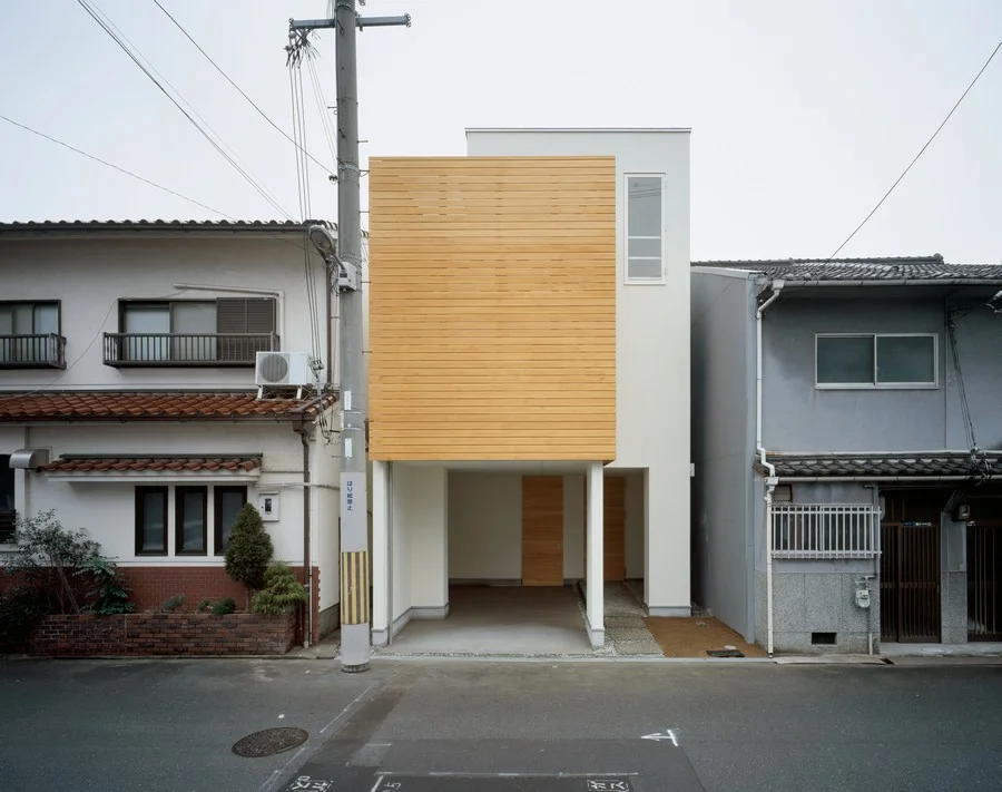 simple facade of the small Minimalist-Japanese-Residence-Enhancing-a-Narrow-Site-House-F-homesthetics-studio
