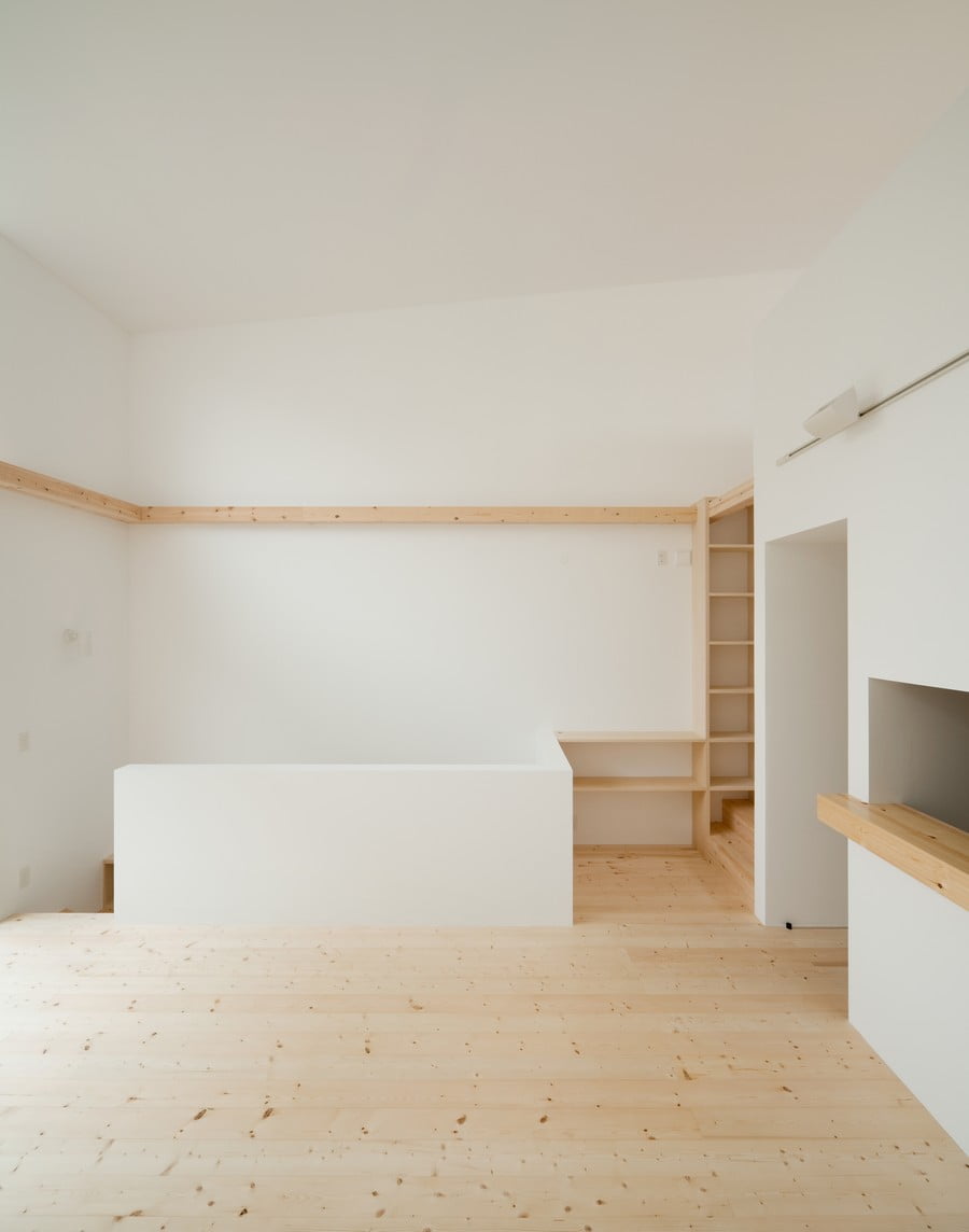 Minimalist-Japanese-Residence-Enhancing-a-Narrow-Site-House-F-homesthetics-studio