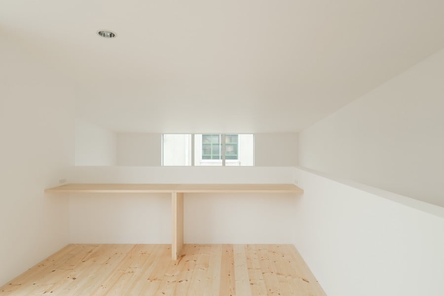 simple white japanese interior design Minimalist-Japanese-Residence-Enhancing-a-Narrow-Site-House-F-homesthetics-studio