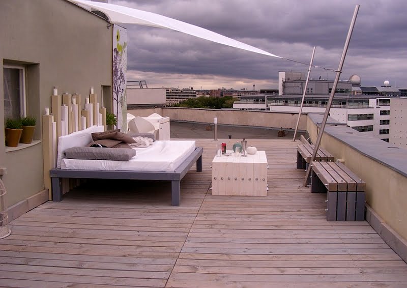 Impeccable Twin-Sized Outdoor Bed on the Deck 