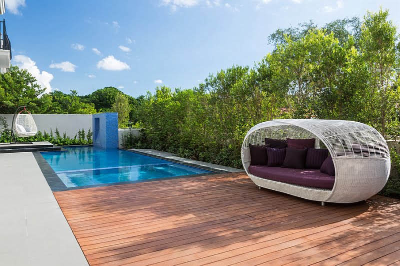 Simple Outdoor Canopy Bed That Can Be Relocated With Easy on the Patio or Swimming Pool