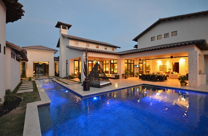 Luxurious Contemporary Pool Space With a Unique Outdoor Bed