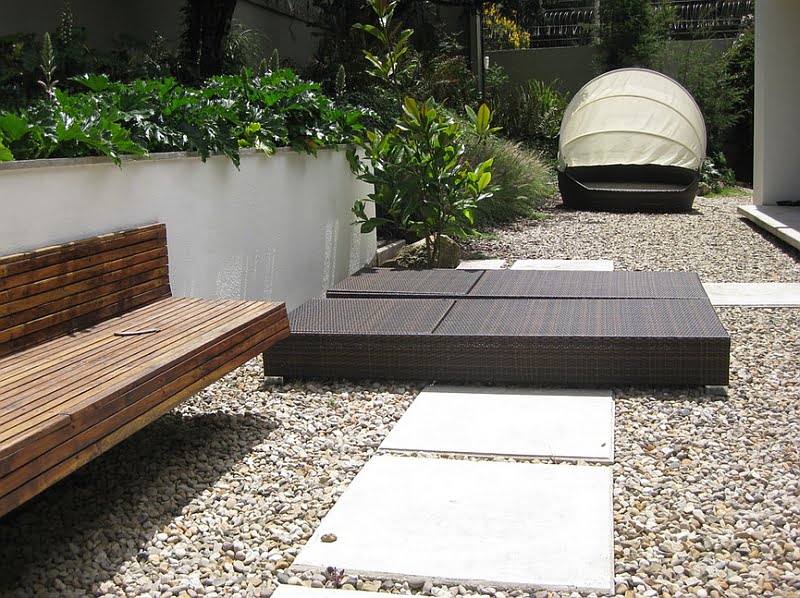 Simple Canopy Bed in the Backyard 