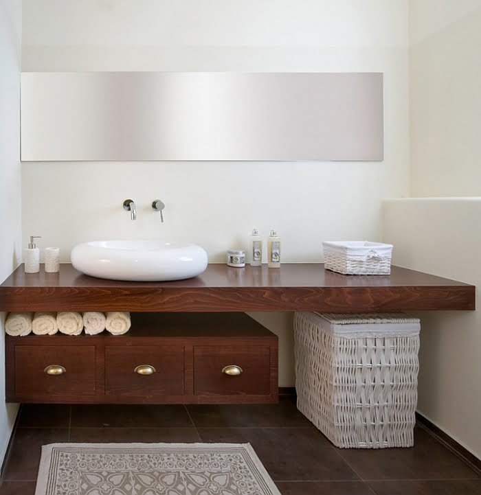 Blend of Contemporary and Classic Materialized in a Bathroom