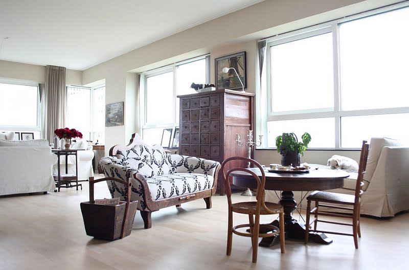 Small Living Room Area With a Wonderful Vintage Decor