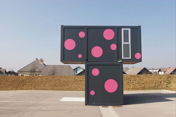 2 Plus Weekend Retreat in Black and Pink Adding Color to the Surroundings by Jure Kotnik