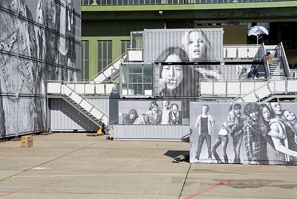 Bold-and-hip-graffiti-on-top-of-the-container-homes