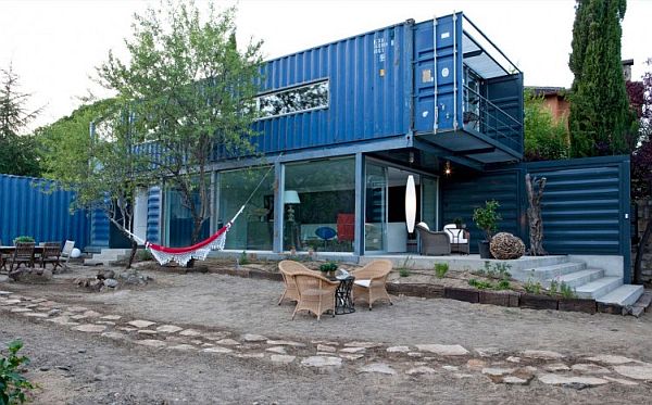 Casa El Tiamblo Realized Out of a Shipping Container