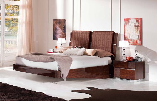 Vivid Bedroom with a Classy Looking Floating Bed