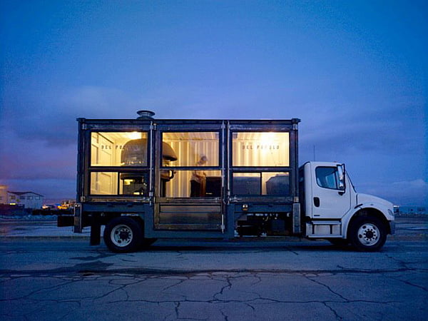 Transparent-kitchen-at-the-back-thanks-to-the-extensive-use-of-glass