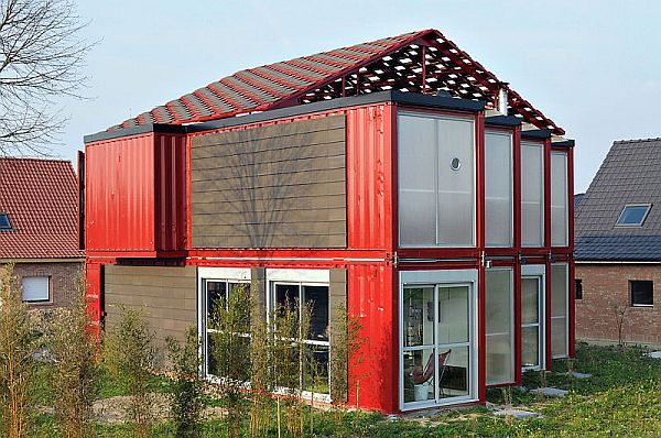 Two-storey-Contemporary-house-in-a-bold-shade