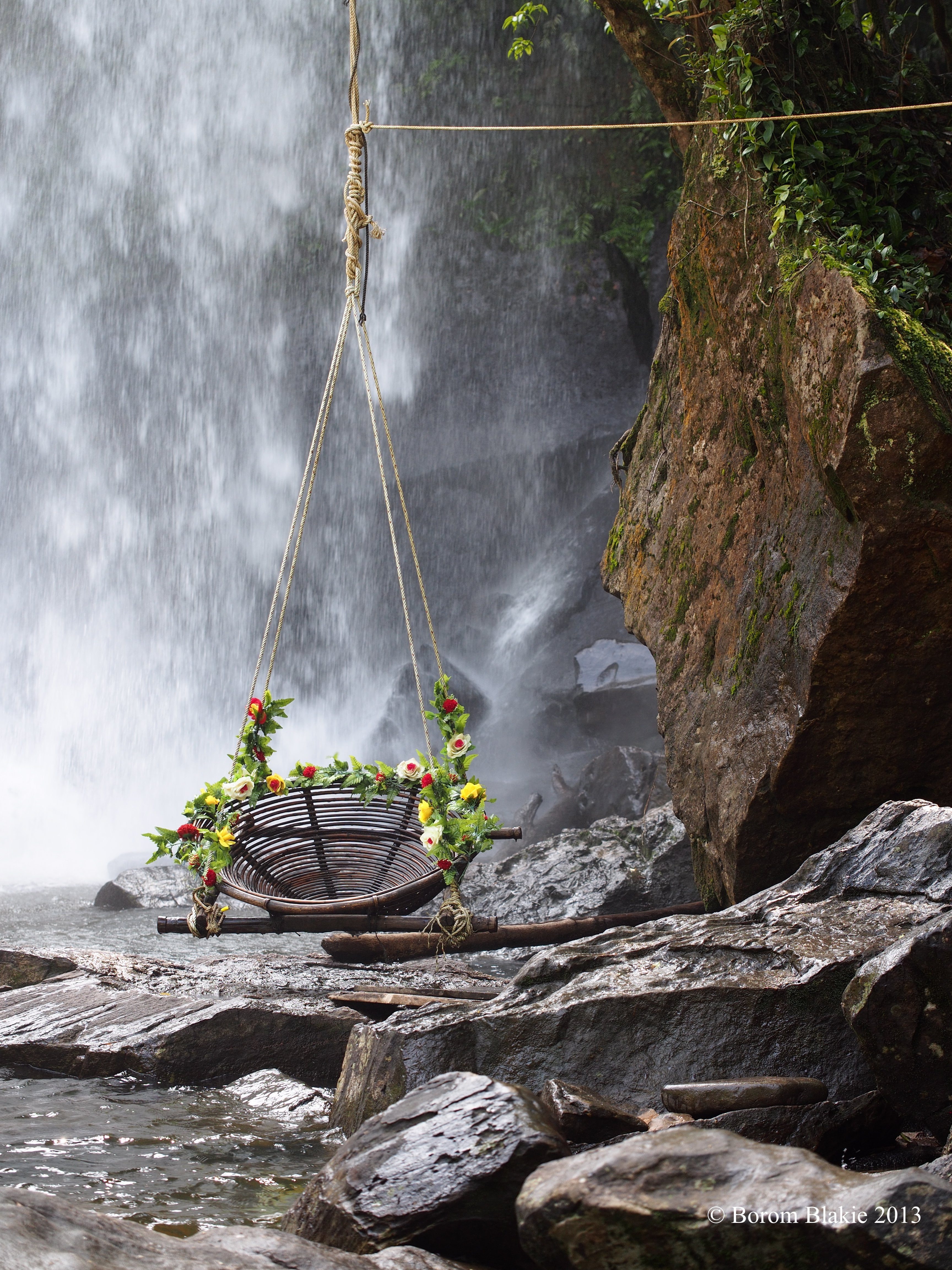 35 Swings You Should Definitely Try Once in Your Lifetime-homesthetics waterfall swing
