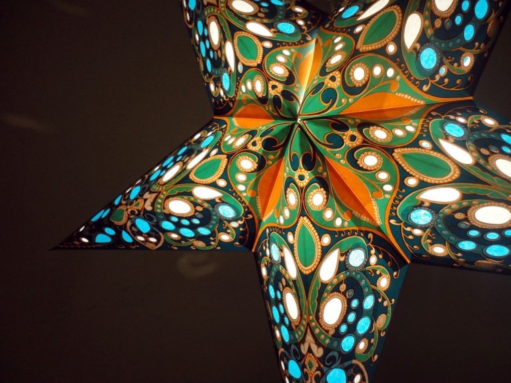 1. GORGEOUS STAR PAPER LAMP WITH INCREDIBLE COLOR SCHEME