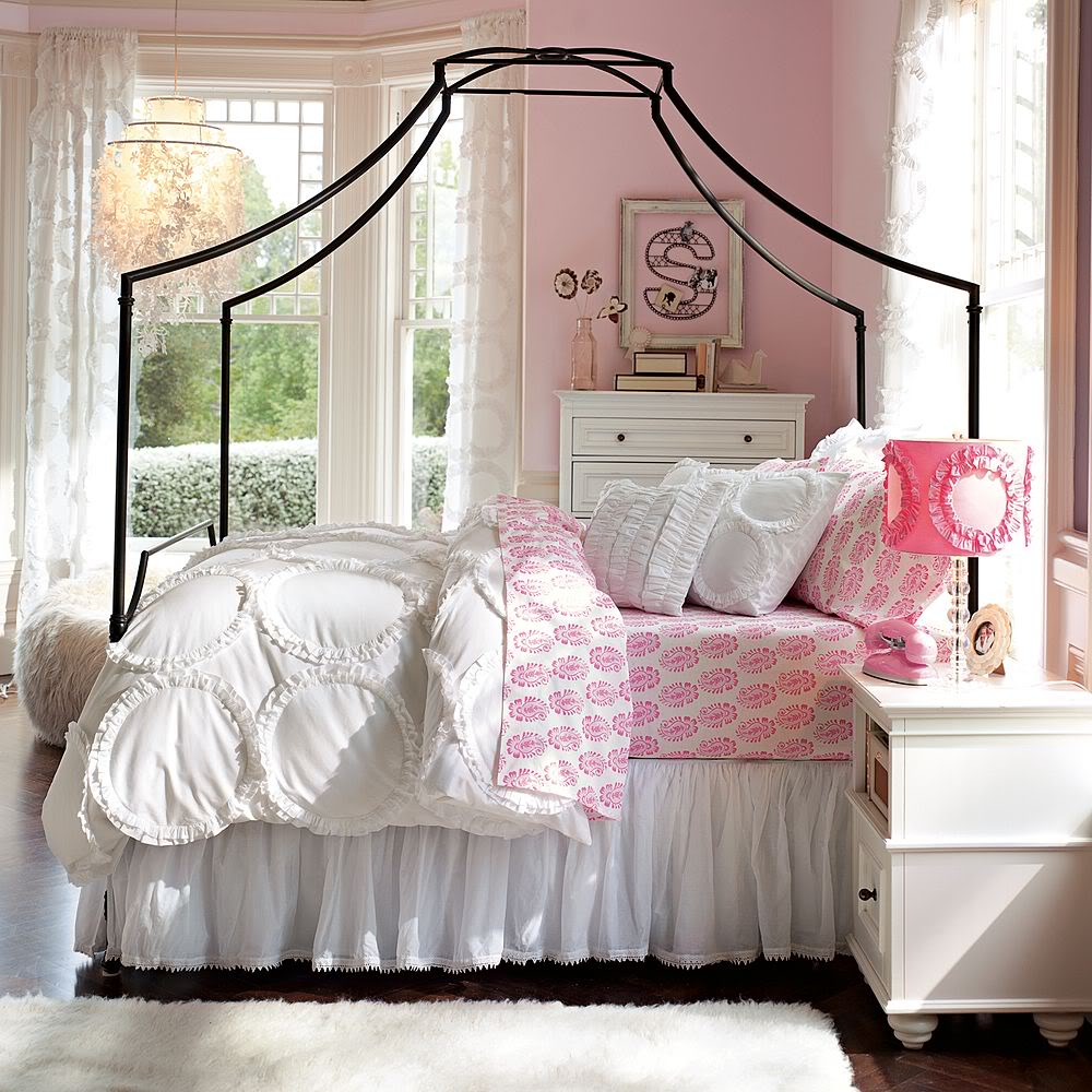 2. A canopy bed fits perfectly in a girl's room