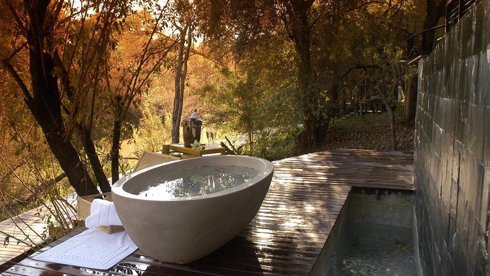 63 Outdoor Showers & Outdoor Bathtubs Exuding Supreme Tranquility and Serendipity homesthetics (16)
