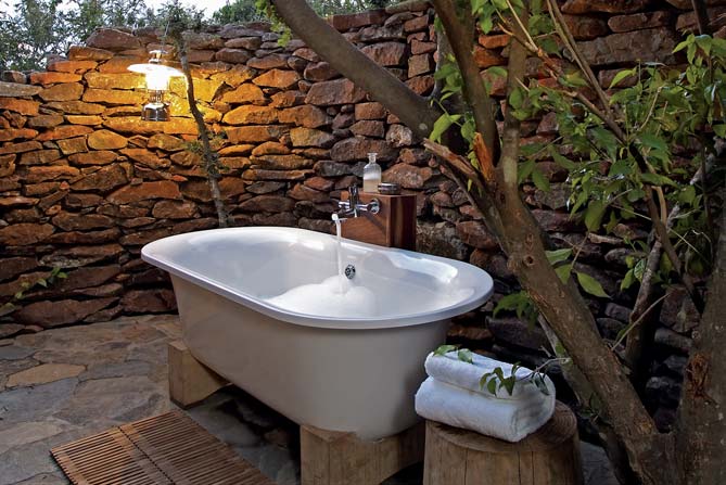 61 Luxuriant Outdoor Showers & Outdoor Bathtubs Exuding Supreme Tranquility and Serendipity
