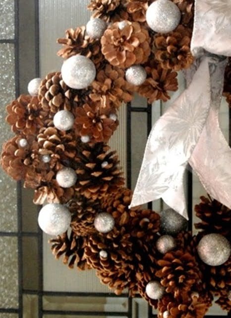 65+ Simply Magical DIY Pinecones Crafts That Will Beautify Your Christmas Decor Homesthetics (13)