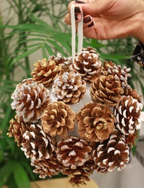 65+ Simply Magical DIY Pinecones Crafts That Will Beautify Your Christmas Decor Homesthetics (18)