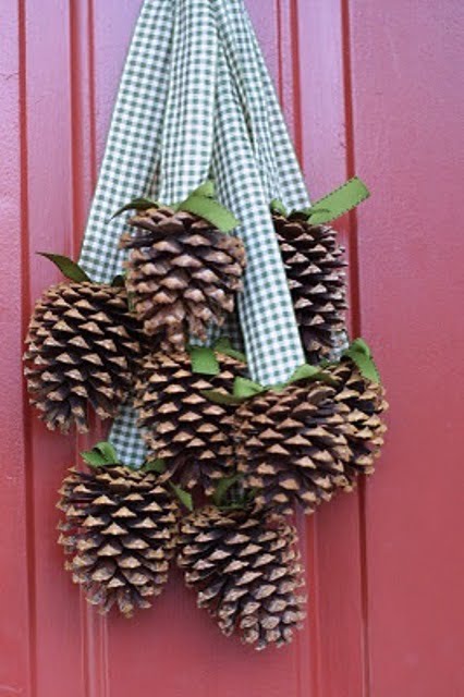 65+ Simply Magical DIY Pinecones Crafts That Will Beautify Your Christmas Decor Homesthetics (34)