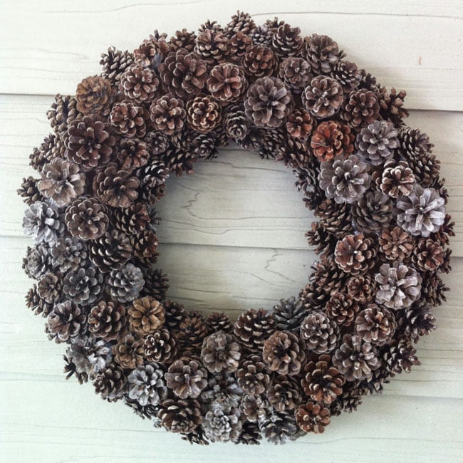 Extraordinary Simple and Easy to Realize Pinecone Wreath 
