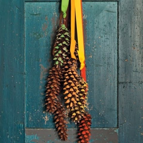 65+ Simply Magical DIY Pinecones Crafts That Will Beautify Your Christmas Decor Homesthetics (9)