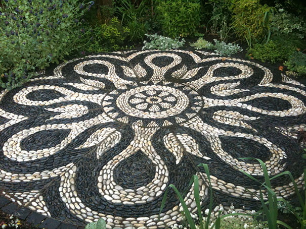 Backyard Landscaping Ideas-15 Magical DIY Pebble Paths That Seem Shaped by The Wind homesthetics (15)