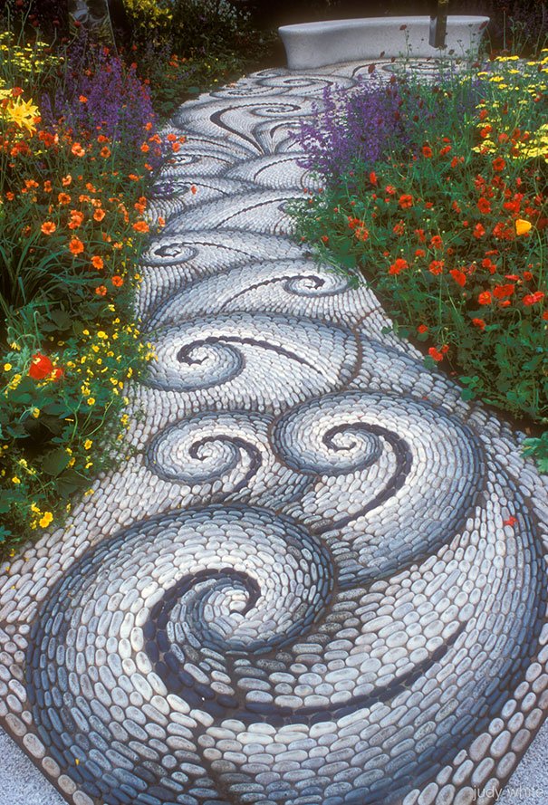 Backyard Landscaping Ideas-15 Magical DIY Pebble Paths That Seem Shaped by The Wind homesthetics (3)