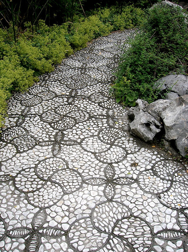 Backyard Landscaping Ideas-15 Magical DIY Pebble Paths That Seem Shaped by The Wind homesthetics (5)