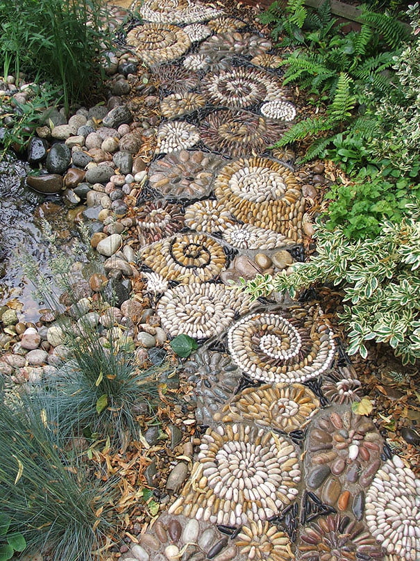 Backyard Landscaping Ideas-15 Magical DIY Pebble Paths That Seem Shaped by The Wind homesthetics (6)