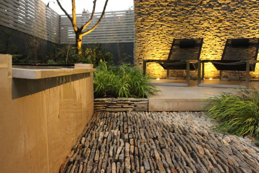 Dense Greenery Complemented by a Rock Texture-Barnsbury Townhouse Garden by Daniel Shea homesthetics (10)