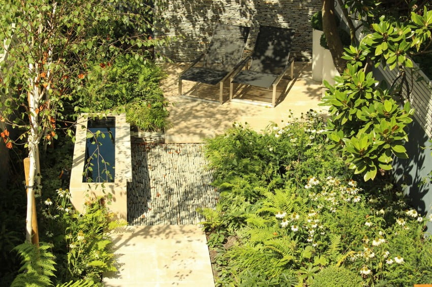 Dense Greenery Complemented by a Rock Texture-Barnsbury Townhouse Garden by Daniel Shea homesthetics (4)