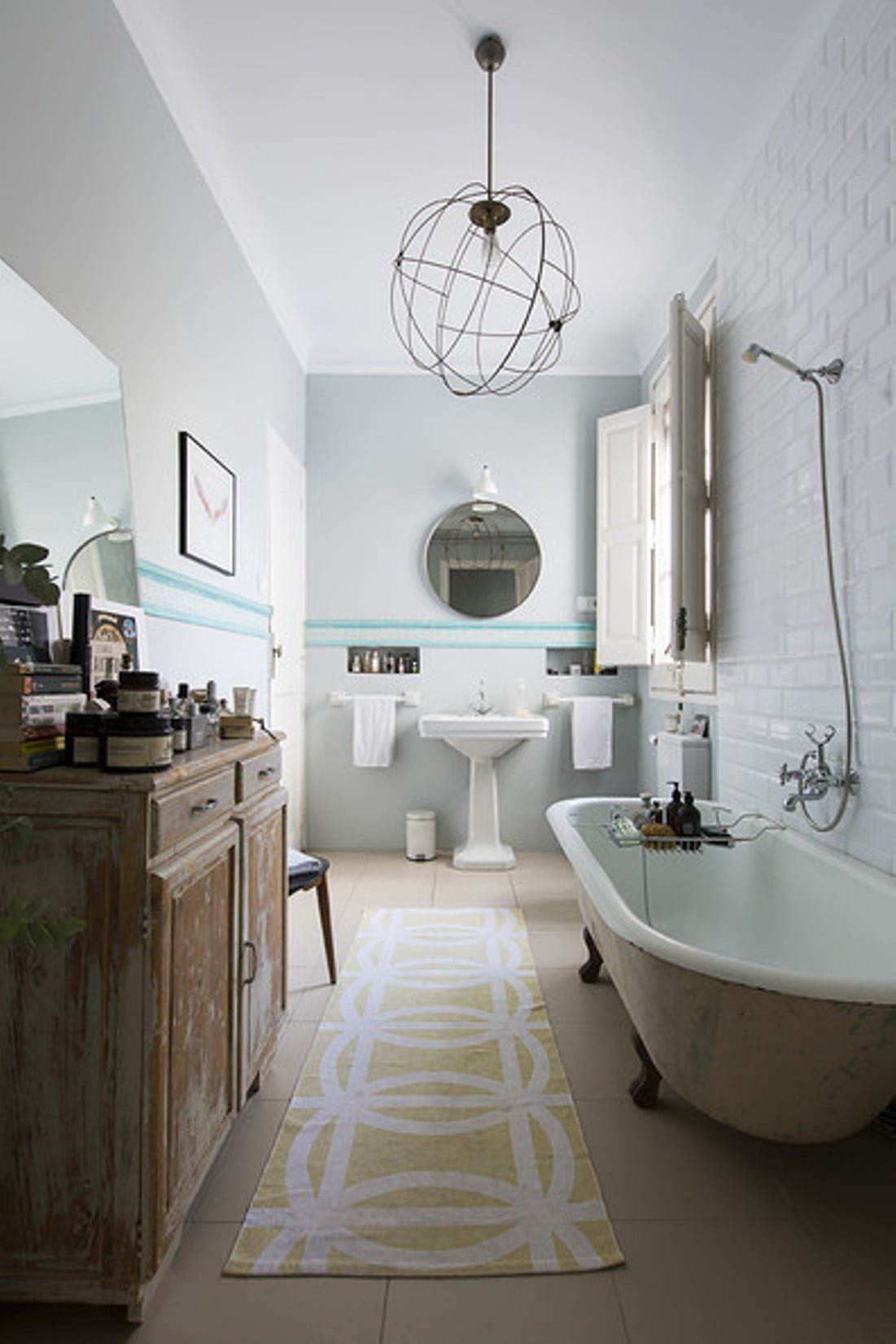 vintage-bathroom-theme-with-clawfoot-tub-and-pedestal-sink